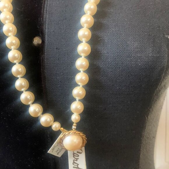 Vintage Gold Satin Tone CAROLEE Faux Pearl Beads Beaded Toggle clasp Necklace - Picture 2 of 11